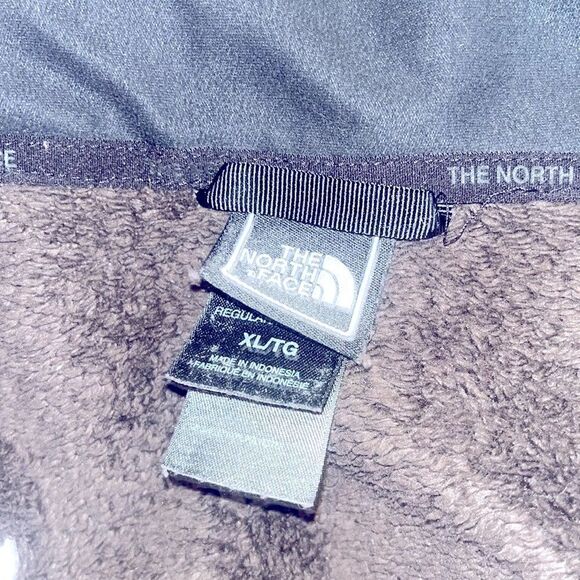 North face fleece jacket pit to pit 23”, sleeves 26”,shoulder to hem 26”. - Picture 10 of 10